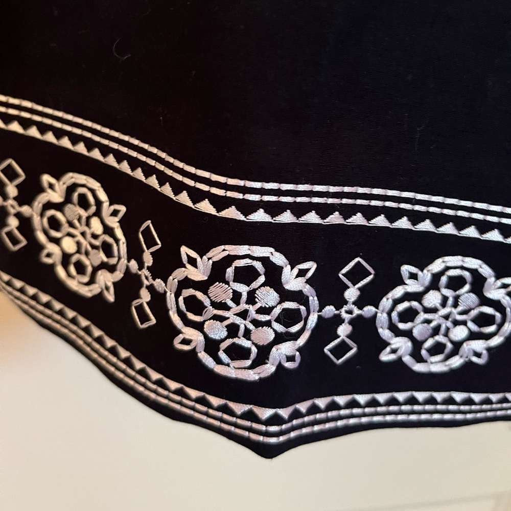 Ruby Rd Navy Embroidered Hem Capri - Picture 2 of 7